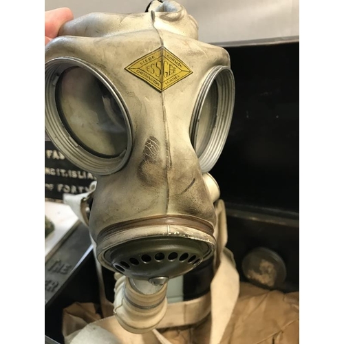 1436 - A Siebe German gas mask in original case