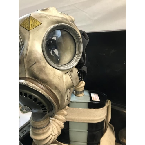 1436 - A Siebe German gas mask in original case