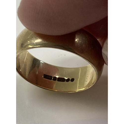 1045 - A 9ct Gold band (6.64g)