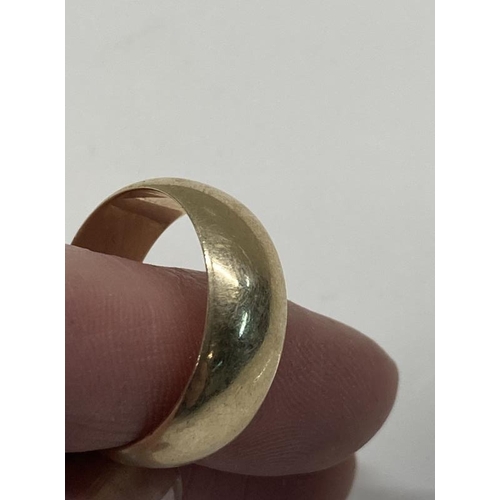 1045 - A 9ct Gold band (6.64g)