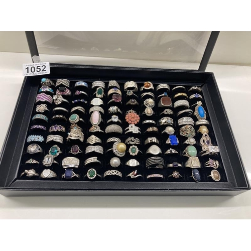 1052 - A Good tray of 100 silver & White metal rings . Tray Weight-125g. Ring Weight -398g. Total weight 52... 