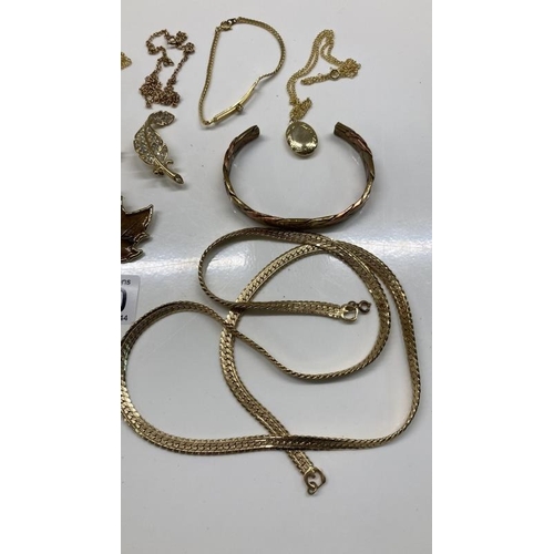 1060 - A collection of Gold coloured metal jewellery including chains & necklaces