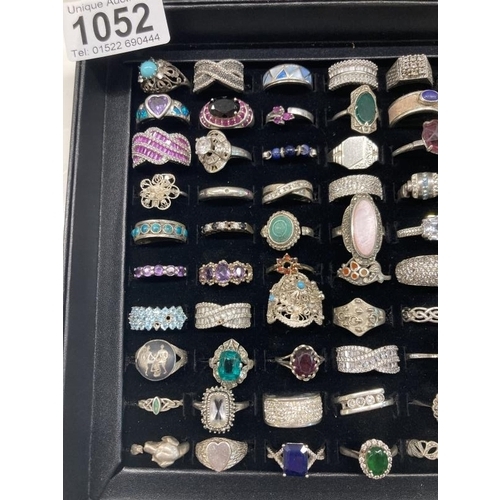 1052 - A Good tray of 100 silver & White metal rings . Tray Weight-125g. Ring Weight -398g. Total weight 52... 