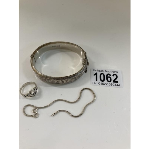 1062 - A silver bangle, rings & bracelet (23.36g)