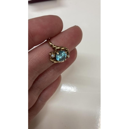 1079 - A vintage blue zircon ring set with two pearls in a rope twist setting stamped 10ct gold size L 1/4