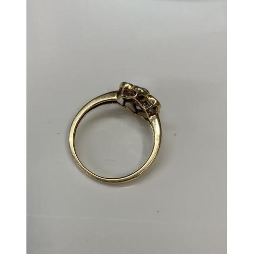 1095 - A 14ct gold ring with flowers and gem design total weight 3.22g