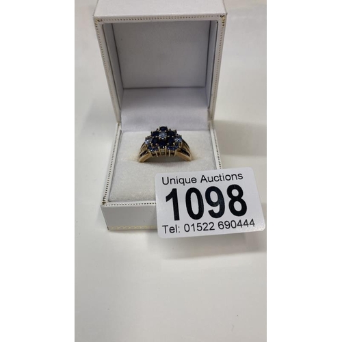 1098 - A pretty 9ct gold ring with a cluster of imitation diamonds and sapphires total weight 5.6g