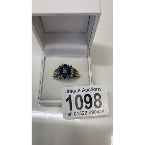 1098 - A pretty 9ct gold ring with a cluster of imitation diamonds and sapphires total weight 5.6g