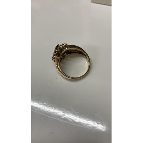 1098 - A pretty 9ct gold ring with a cluster of imitation diamonds and sapphires total weight 5.6g