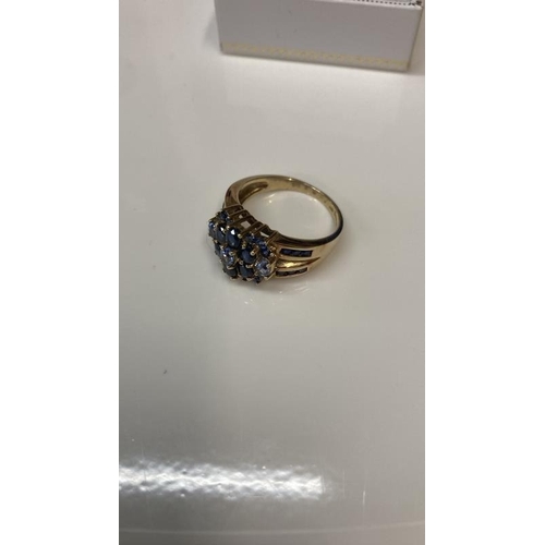 1098 - A pretty 9ct gold ring with a cluster of imitation diamonds and sapphires total weight 5.6g