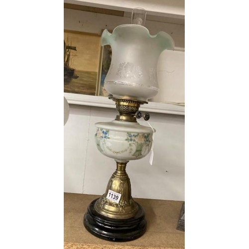 1139 - Victorian oil lamp with Art Nouveau Decoration