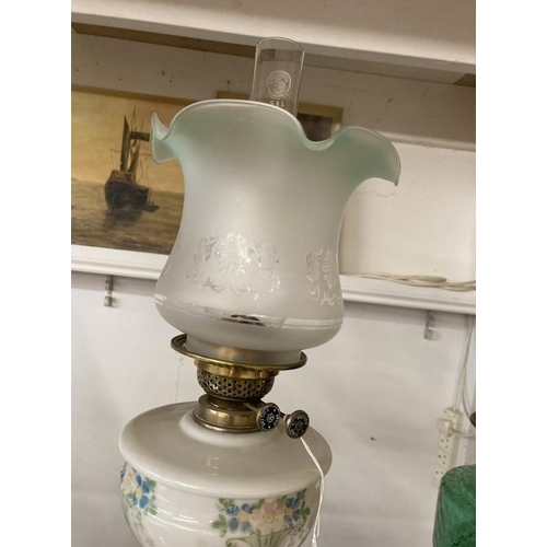 1139 - Victorian oil lamp with Art Nouveau Decoration