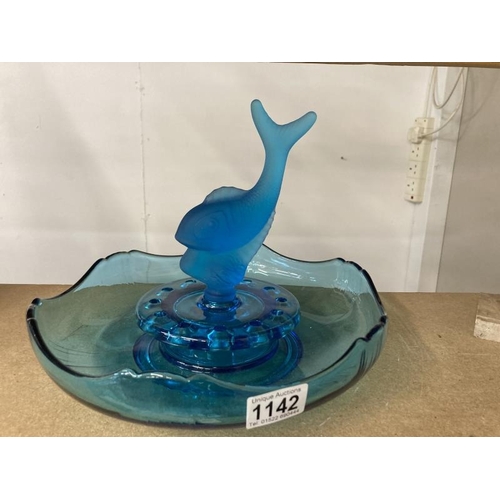 1142 - A large blue glass bowl / table piece with frosted glass fish