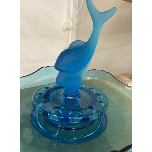 1142 - A large blue glass bowl / table piece with frosted glass fish