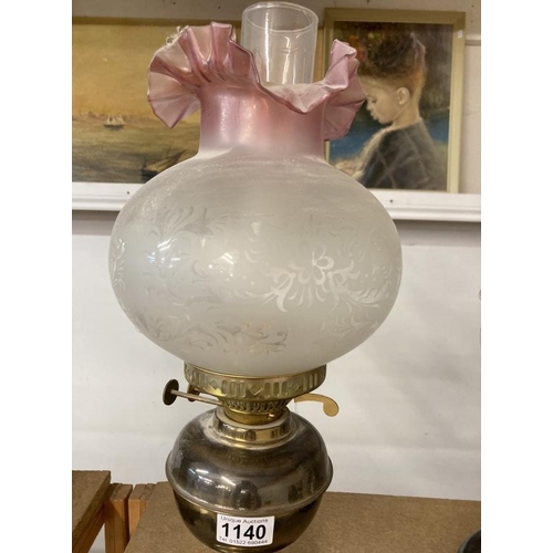 1140 - A brass oil lamp with frosted shade