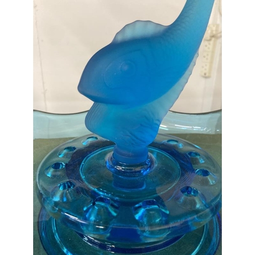 1142 - A large blue glass bowl / table piece with frosted glass fish