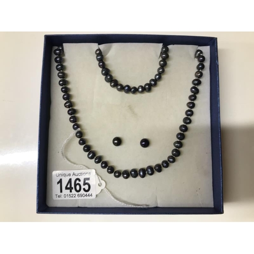 1465 - A matching necklace, bracelet and earrings.