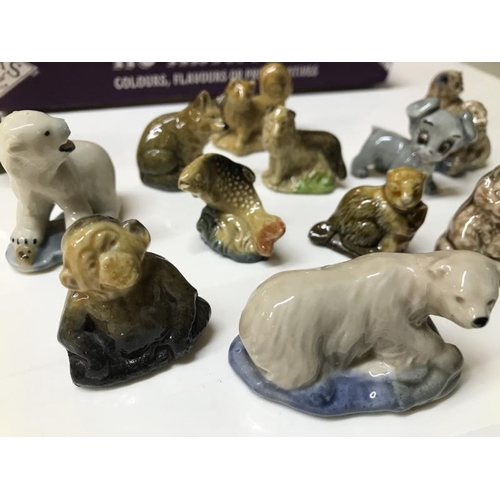 1460B - A box of wade whimsies