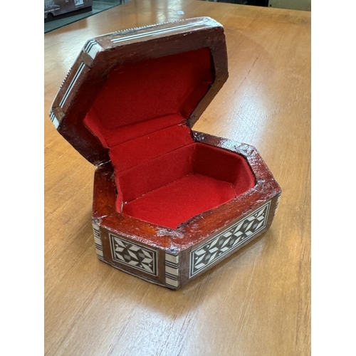 508 - A lovely small inlaid box