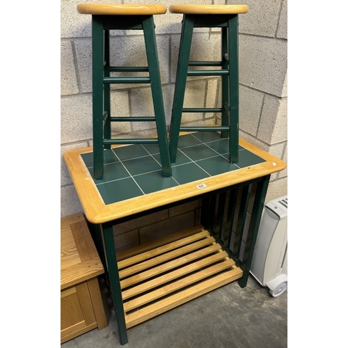 627 - A kitchen stand / worktop with 2 stools