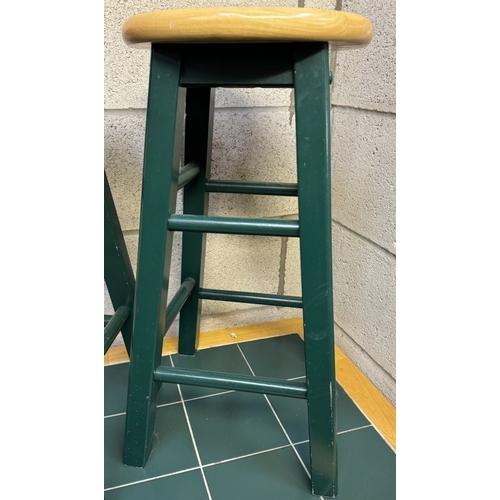 627 - A kitchen stand / worktop with 2 stools