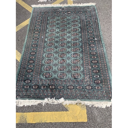 636 - A decorative rug