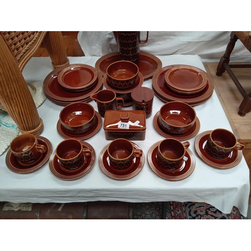 751 - A Hornsey Heirloom dinner service