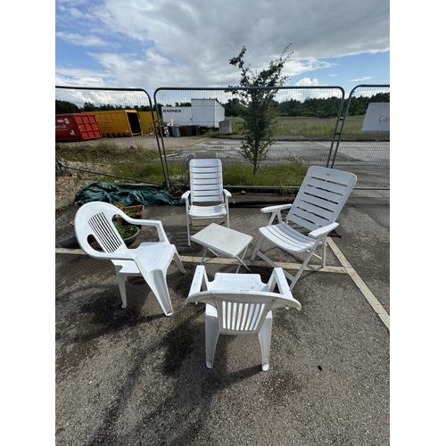 620D - 4 White plastic garden chairs with small folding table