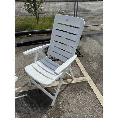 620D - 4 White plastic garden chairs with small folding table