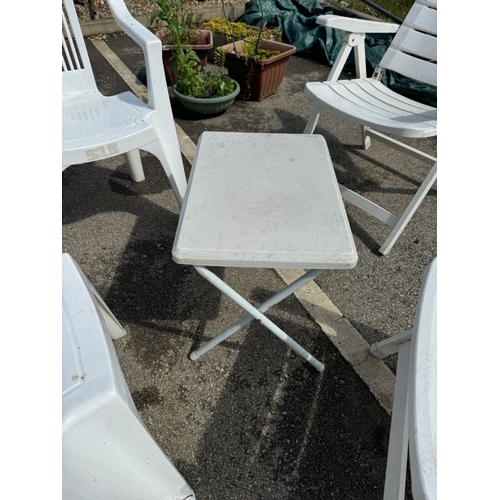 620D - 4 White plastic garden chairs with small folding table