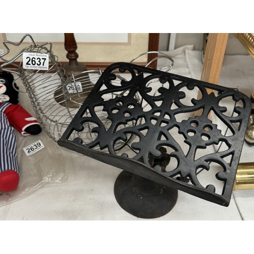 2637 - A cast iron cook book rest & chicken egg basket