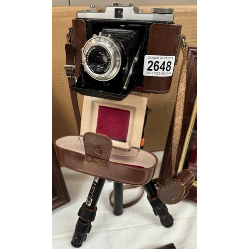 2648 - A vintage Nettar 35mm camera on tripod