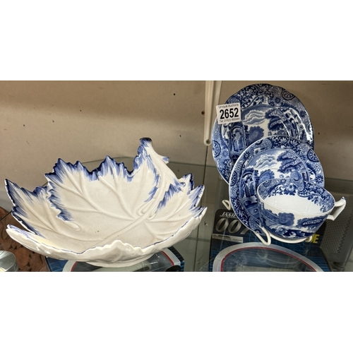 2652 - A Copeland Spode Italian blue & white trio and leaf pattern fruit bowl