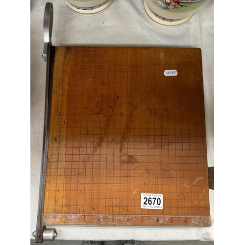 2670 - A vintage school / office table top guillotine