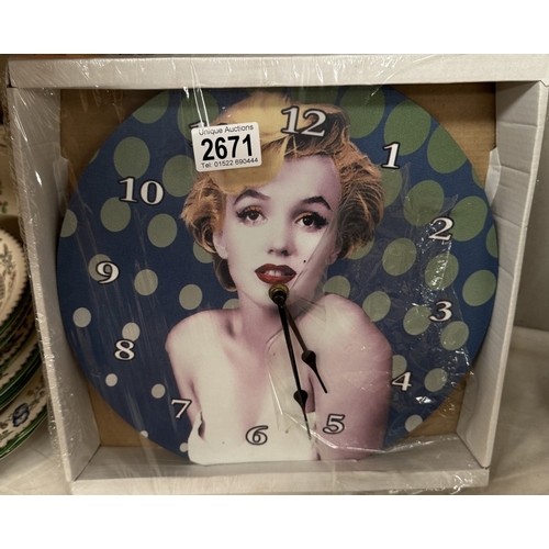 2671 - A Marilyn Monroe wall clock