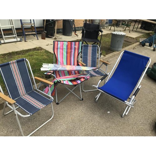 572 - 4 Garden chairs & 2 parasols