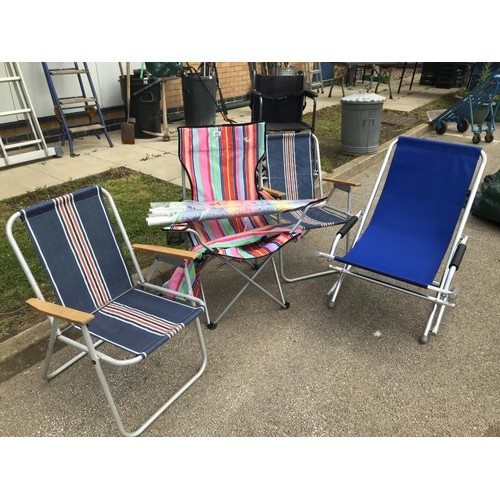 572 - 4 Garden chairs & 2 parasols