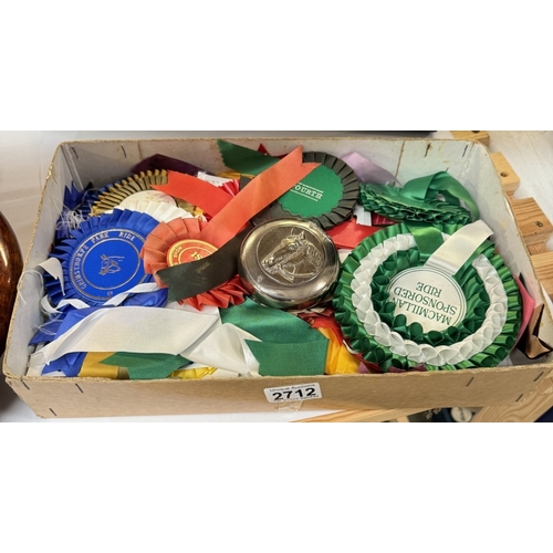 2712 - A tray of horse prize rosettes & a horse themed snuff box