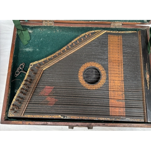 2797 - A vintage boxed zither