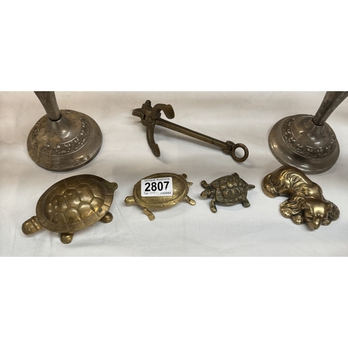 2807 - A quantity of brass & silver plated items including interesting anchor paperweight & silver plated c... 