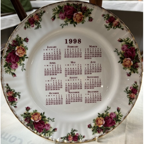 2840 - 3 Old Country Rose calendar plates, 1980, 1996 & 1998