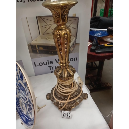 2913 - A gilded spelter ormalu style table lamp