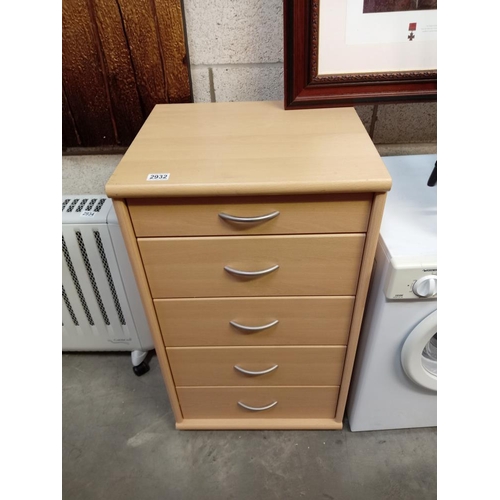 2932 - A chest of drawers (5 drawers)