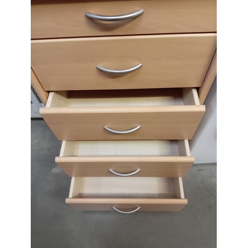 2932 - A chest of drawers (5 drawers)