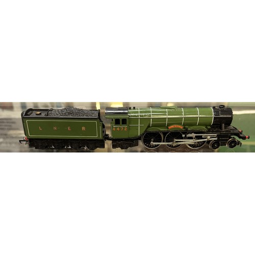 2878 - A Triang Hornby R850/5 Flying Scotsman & tender etc