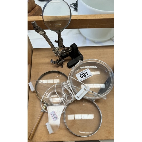 691 - A selection of magnifying glasses