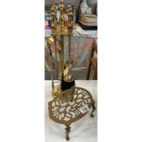 728 - An Edwardian brass trivet stand & fireside companion set