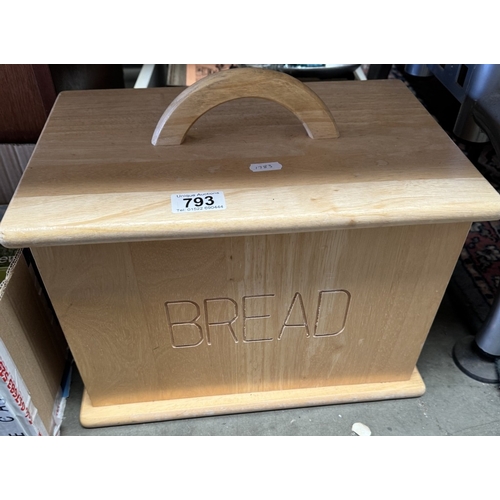 793 - A pine bread bin