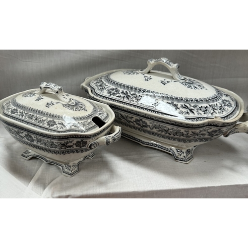 861 - A blue & white meat plate  & tureens etc