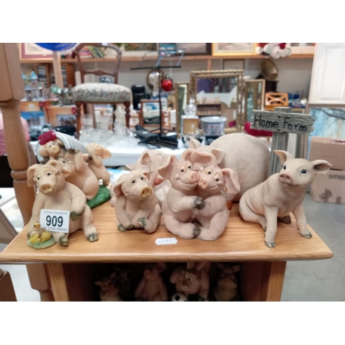 909 - A good lot of pig figures including 'Piggin'